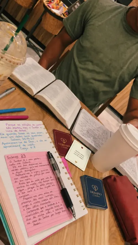 Cartas do Noite com Propósito sobre a mesa